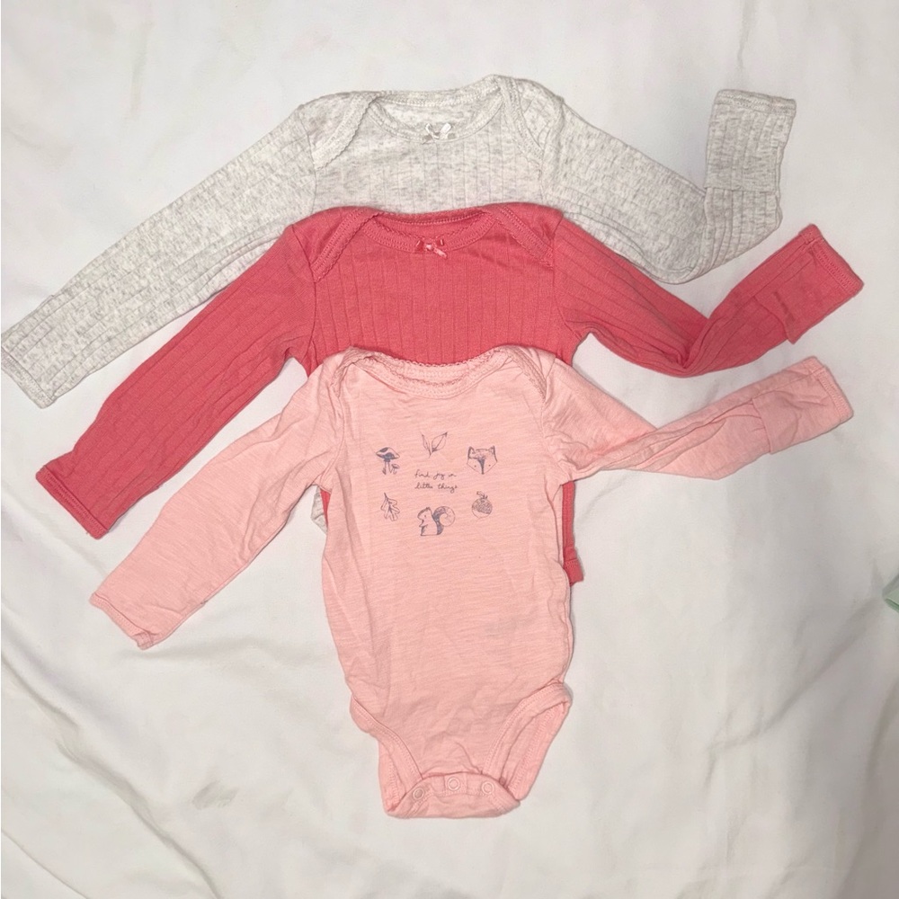 BUNDLE GIRL’S ONESIE LONGSLEEVE SIZE 0-3M EXCELLENT CONDITIONS